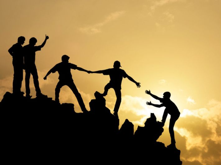 فضائل التعاون واثرة  على المجتمع